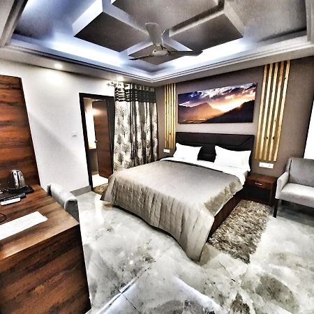 Hotel Aerocity Purple Orchid Нью-Дели Экстерьер фото