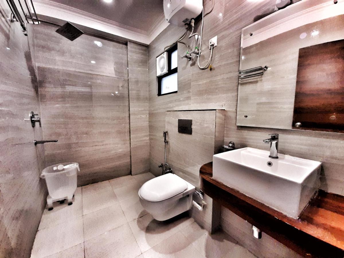Hotel Aerocity Purple Orchid Нью-Дели Экстерьер фото