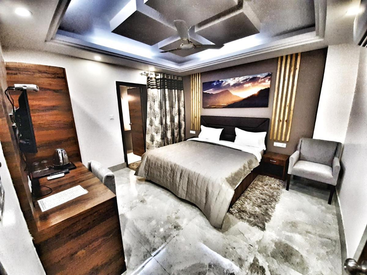 Hotel Aerocity Purple Orchid Нью-Дели Экстерьер фото