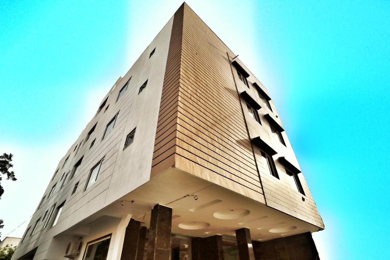 Hotel Aerocity Purple Orchid Нью-Дели Экстерьер фото