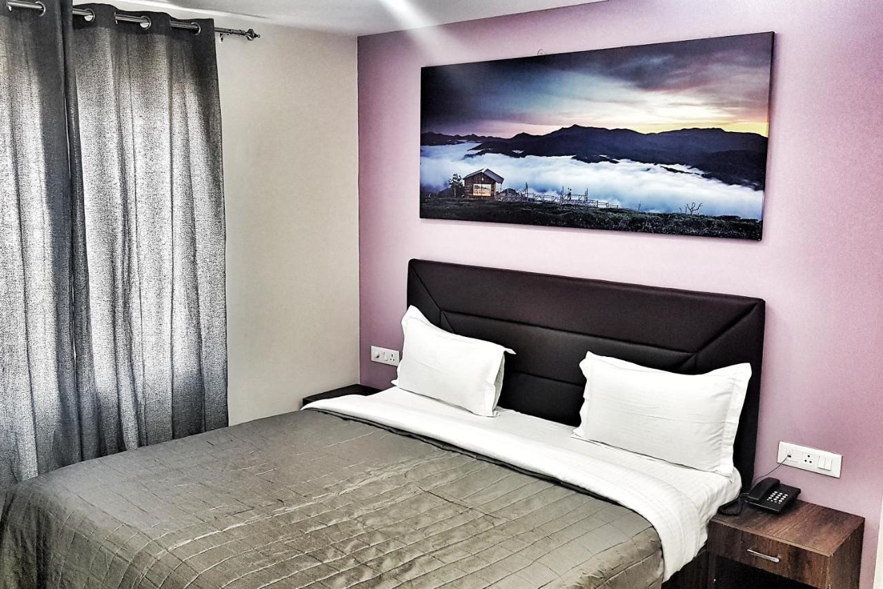 Hotel Aerocity Purple Orchid Нью-Дели Экстерьер фото