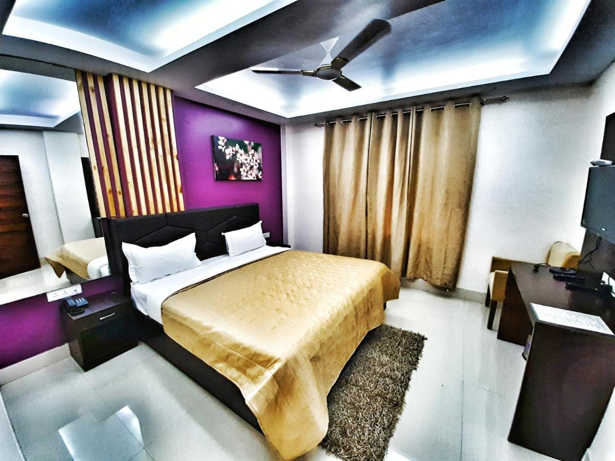 Hotel Aerocity Purple Orchid Нью-Дели Экстерьер фото