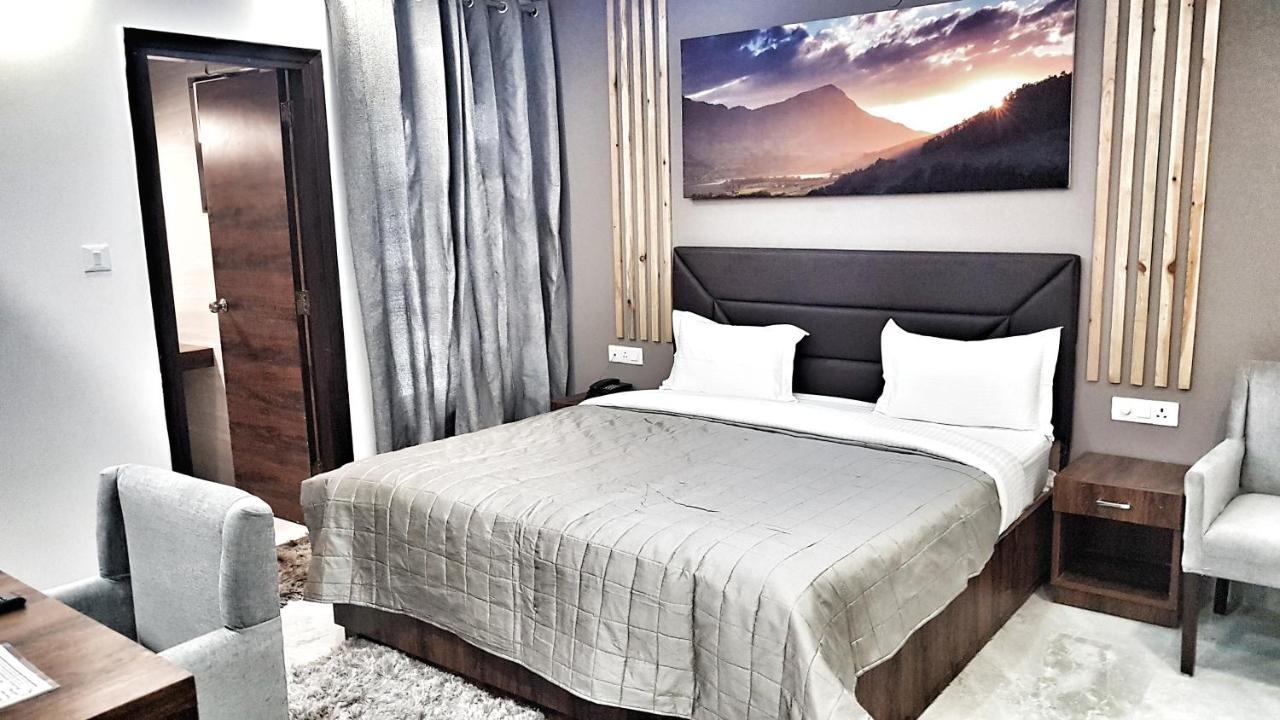 Hotel Aerocity Purple Orchid Нью-Дели Экстерьер фото