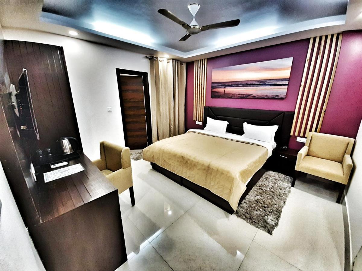 Hotel Aerocity Purple Orchid Нью-Дели Экстерьер фото