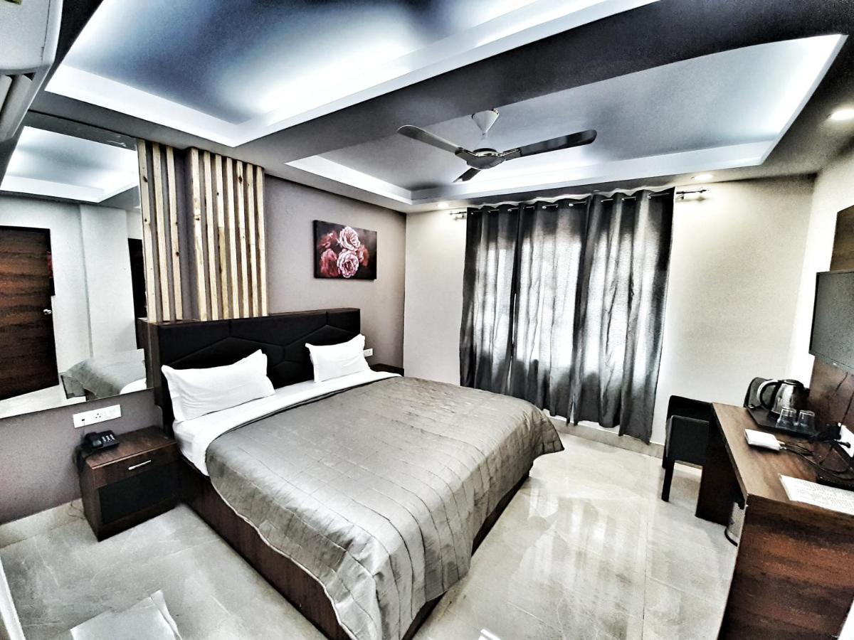 Hotel Aerocity Purple Orchid Нью-Дели Экстерьер фото