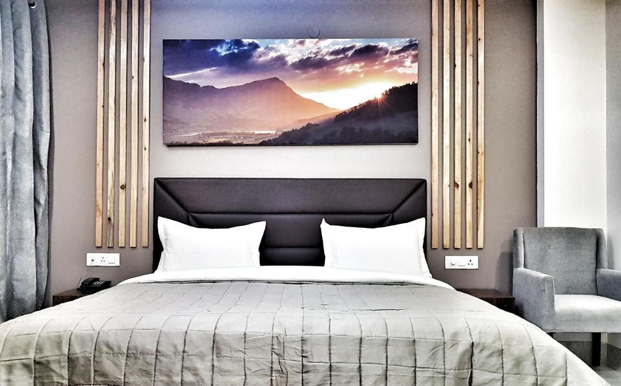 Hotel Aerocity Purple Orchid Нью-Дели Экстерьер фото