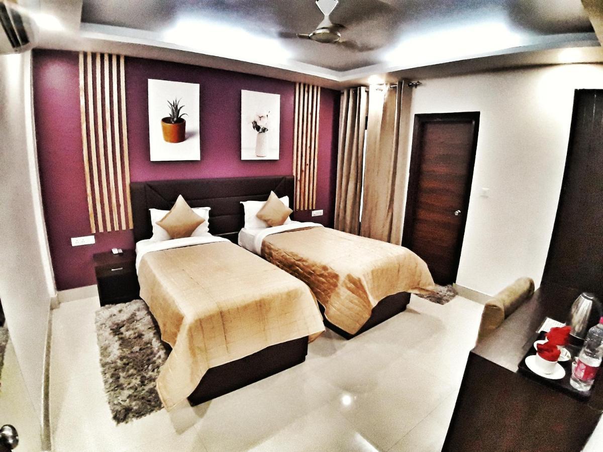 Hotel Aerocity Purple Orchid Нью-Дели Экстерьер фото