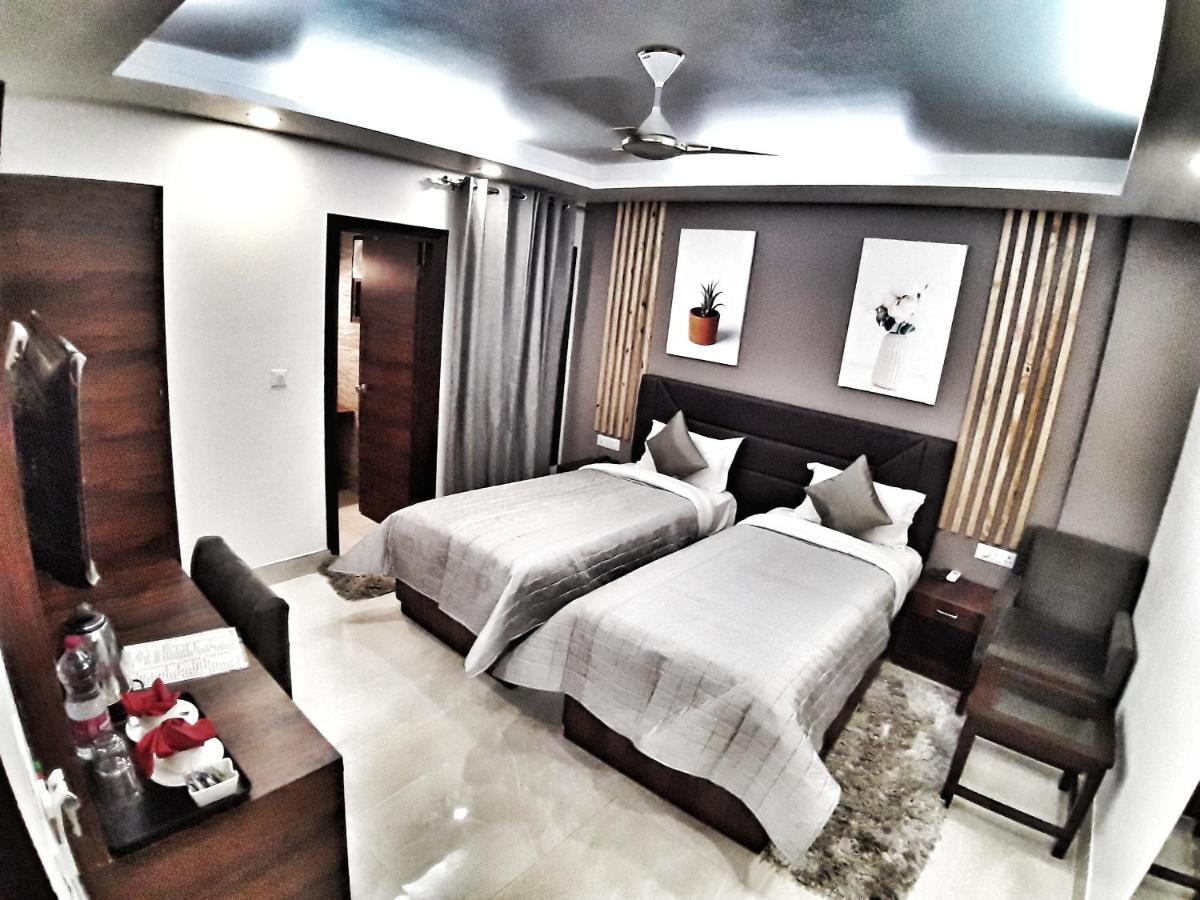 Hotel Aerocity Purple Orchid Нью-Дели Экстерьер фото