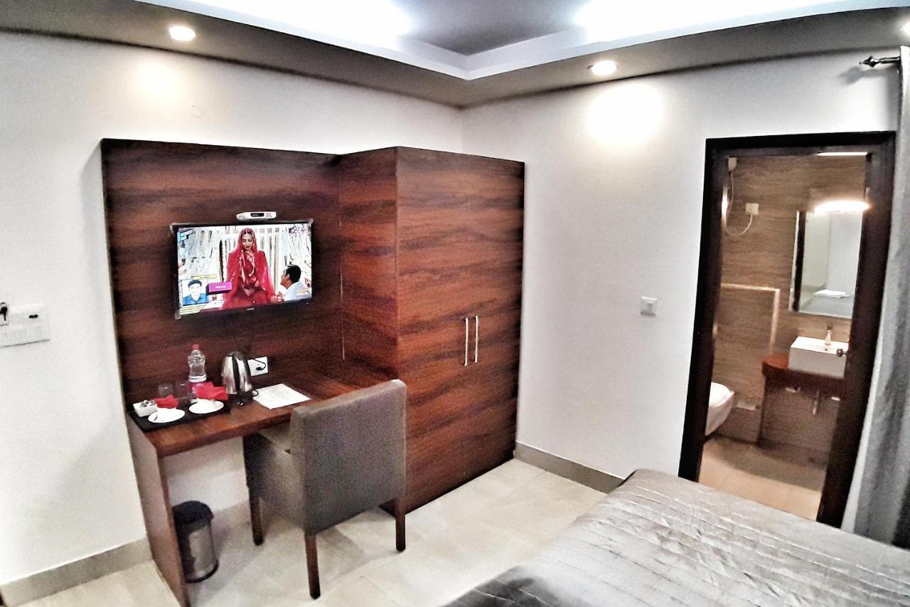 Hotel Aerocity Purple Orchid Нью-Дели Экстерьер фото