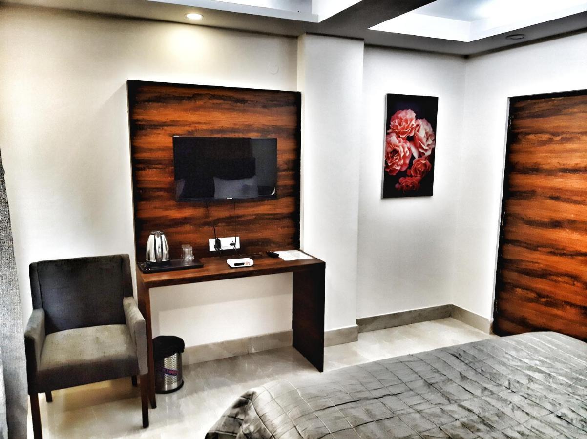 Hotel Aerocity Purple Orchid Нью-Дели Экстерьер фото