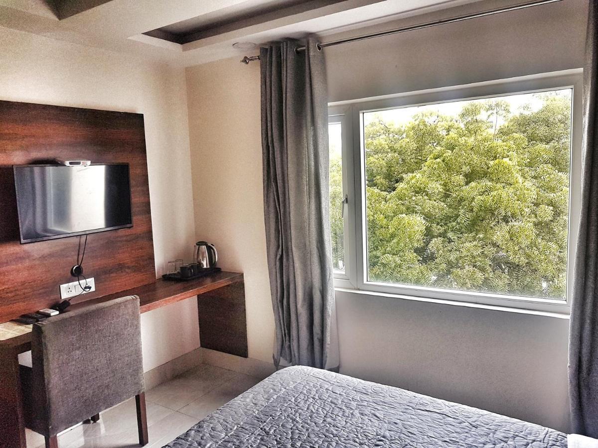 Hotel Aerocity Purple Orchid Нью-Дели Экстерьер фото